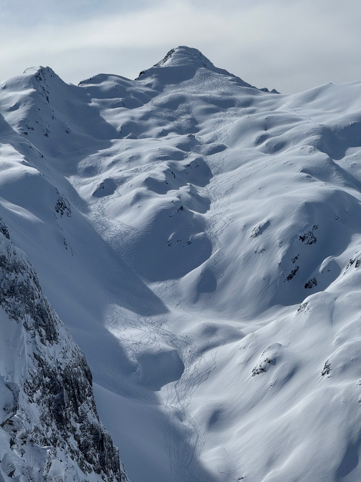 &nbsp;Le Rocher Blanc avec les traces des skieurs du jour 🎿