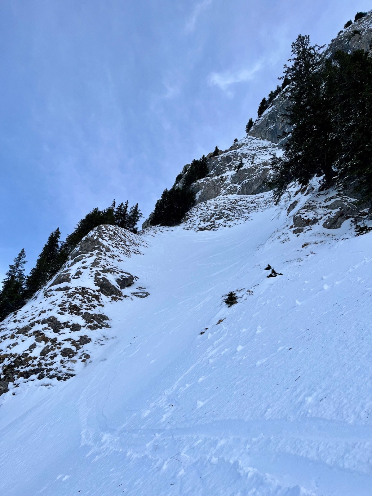 &nbsp;couloir de sortie avec vu sur le ressaut à descendre en rappel (2x30m)