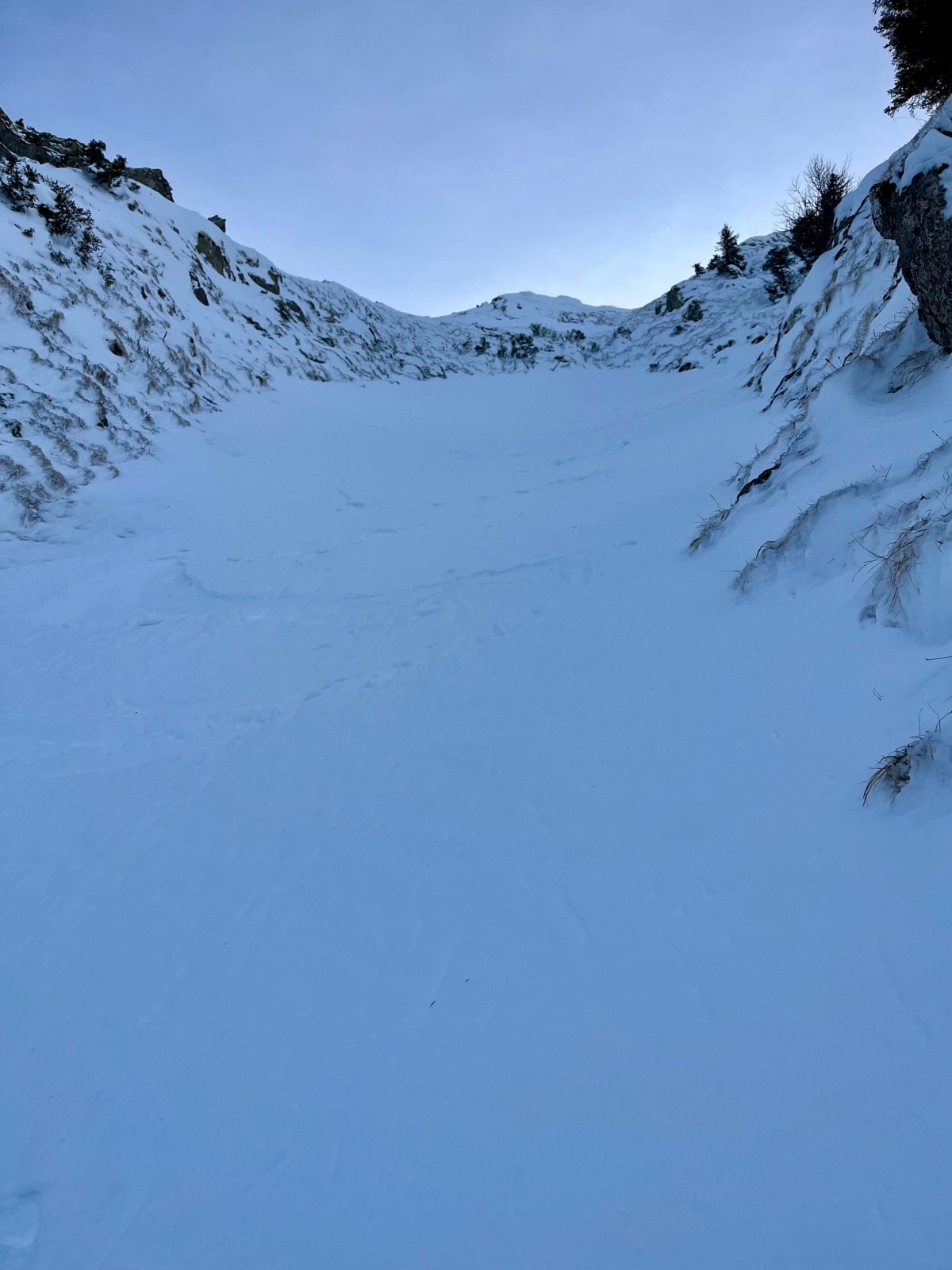 &nbsp;petit ressaut et couloir terminal (éperon pour rappel à droite)