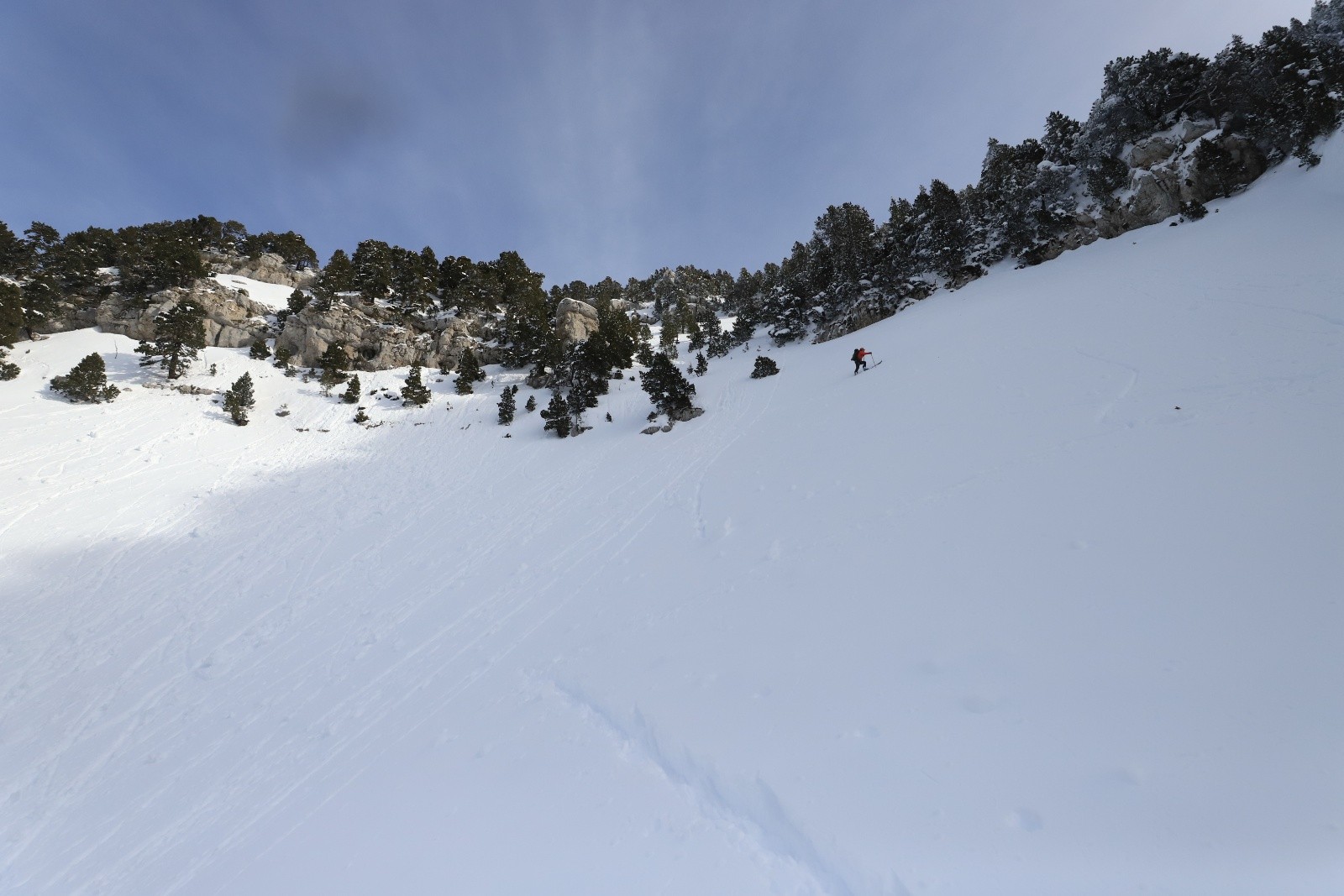 &nbsp;Noémie trace les pentes supérieures