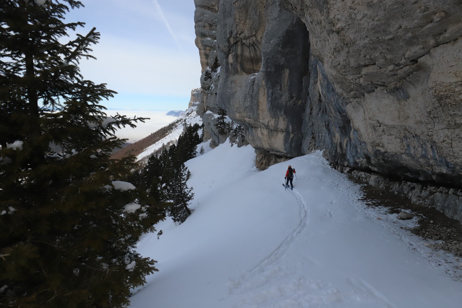 &nbsp;La très belle vire de traversée... Les arbres permettent de ne pas trop se rendre compte de l'expo 3!