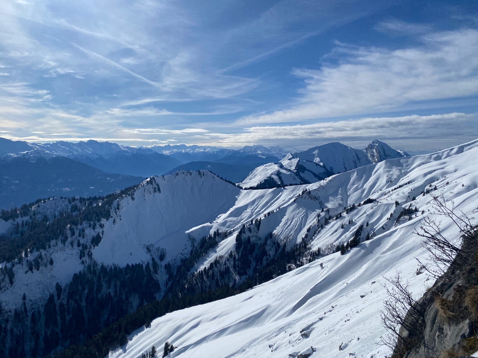 &nbsp;Parc à mouton et Bauges en enfilade jusqu’au Pécloz