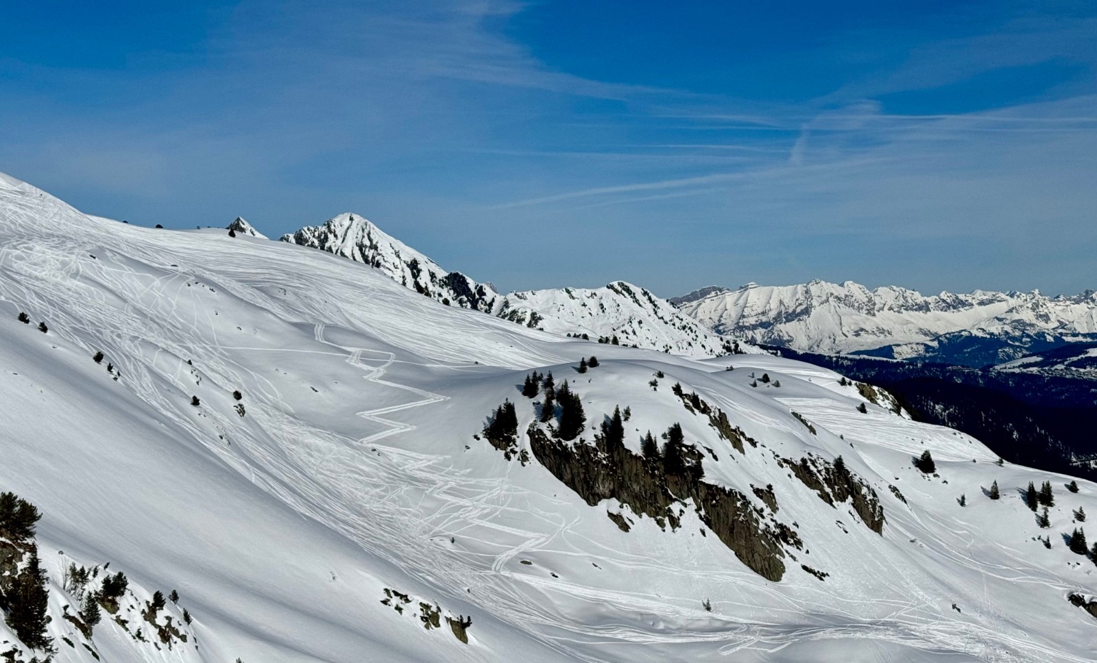 L'autoroute qui remonte au sommet des pistes