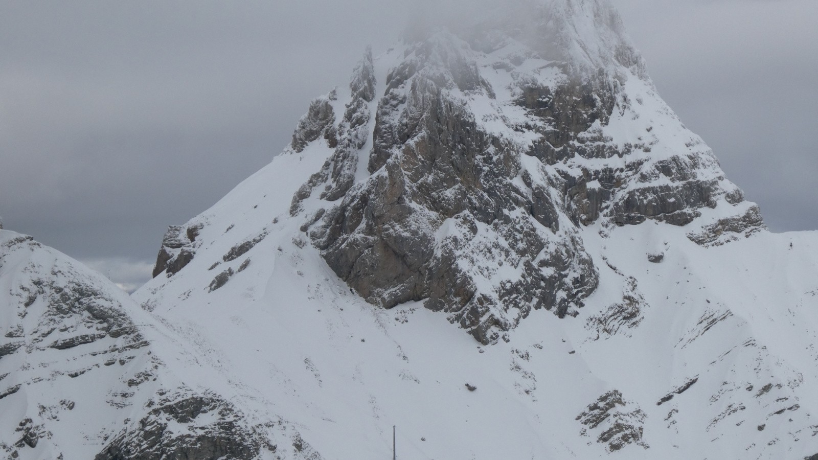 J3 - Roc de Garnesier ; à G le col de Corps