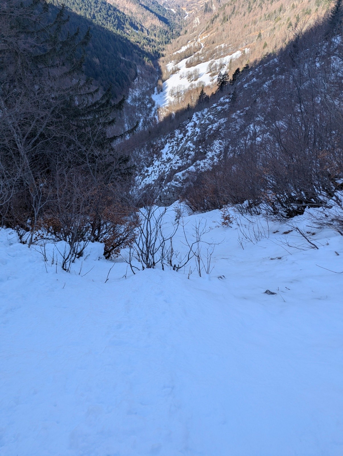 Sur la-dite traversée, un passage délicat glacé en dessus d'une falaise