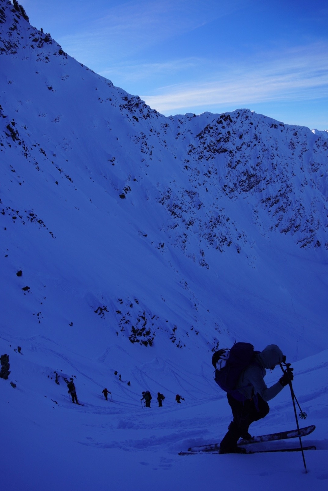 Monter au col de la porte de l'eglise