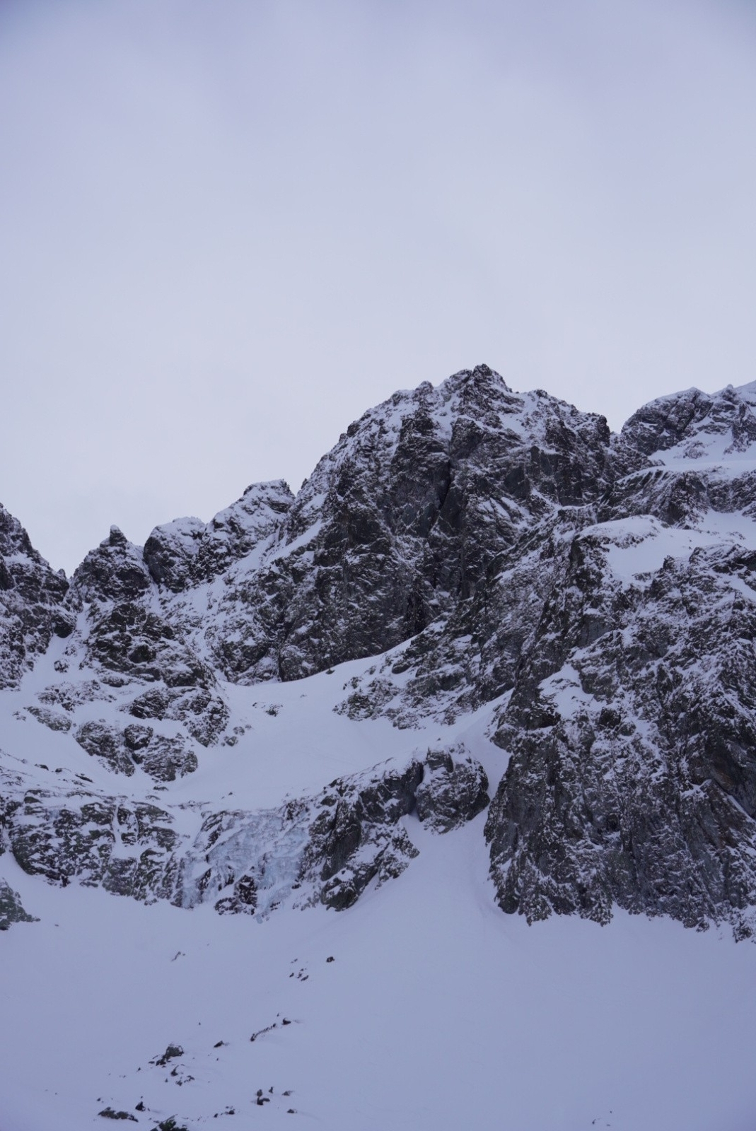 vu du Lac de Crop. Le couloir qu'il faut prendre est celui a droit de la cascade de glace. Faut vraiment faire attention a le trouver. Pas trop raide, mais peut-etre 35 degrees