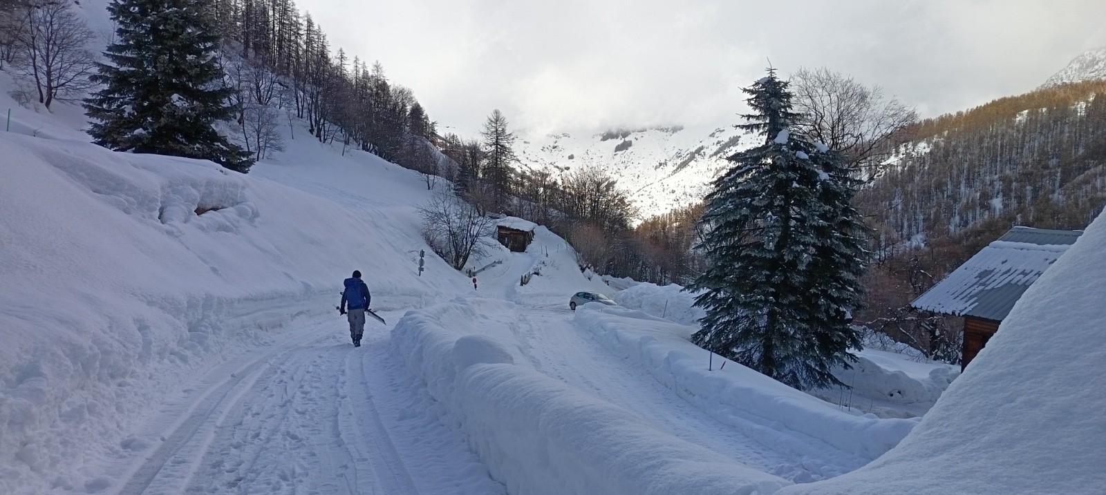 &nbsp;Retour au parking 🅿️ qui a diminué de moitié à cause de l'enneigement&nbsp;