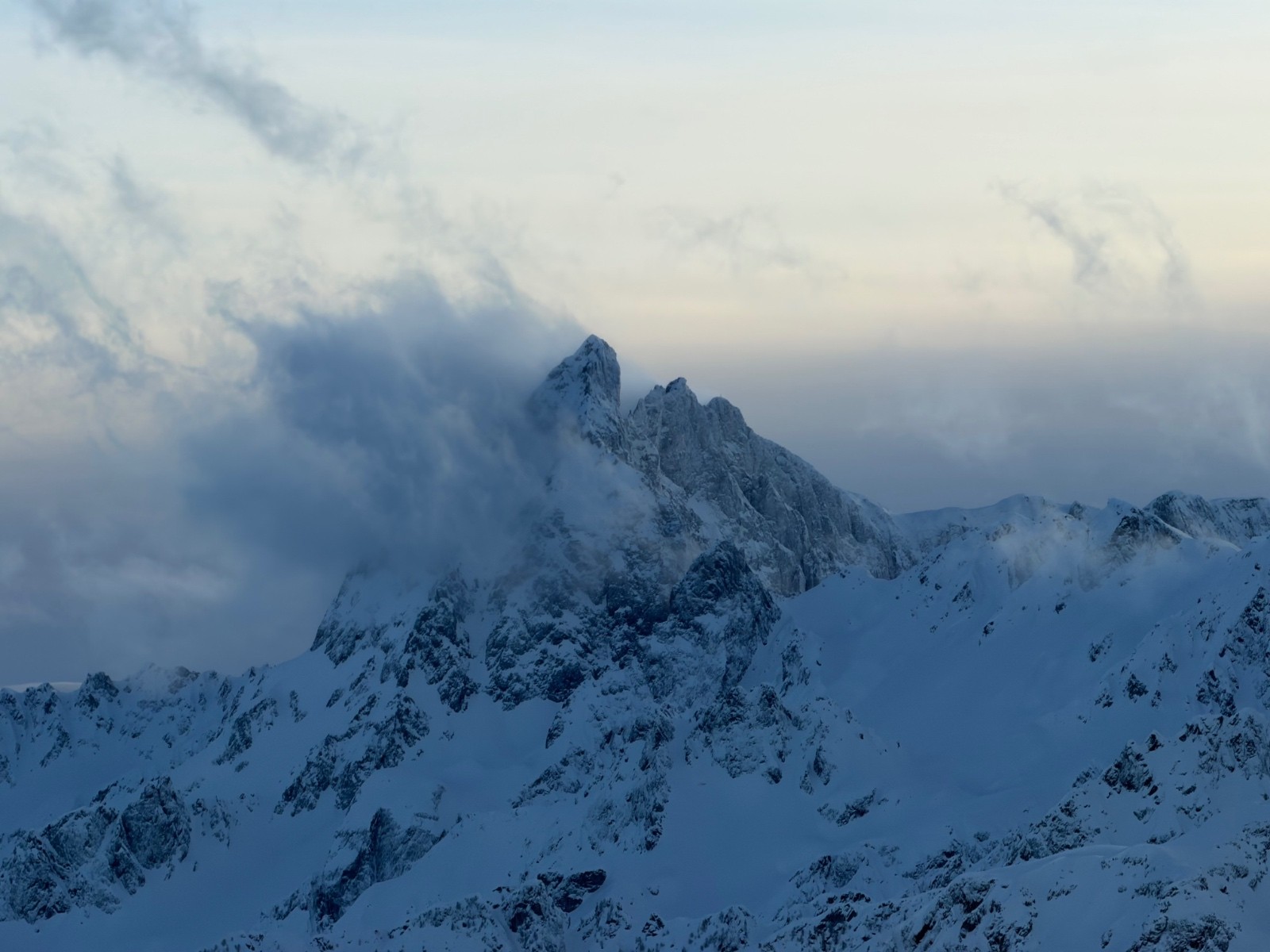 Grand pic déchirant les brumes&nbsp;