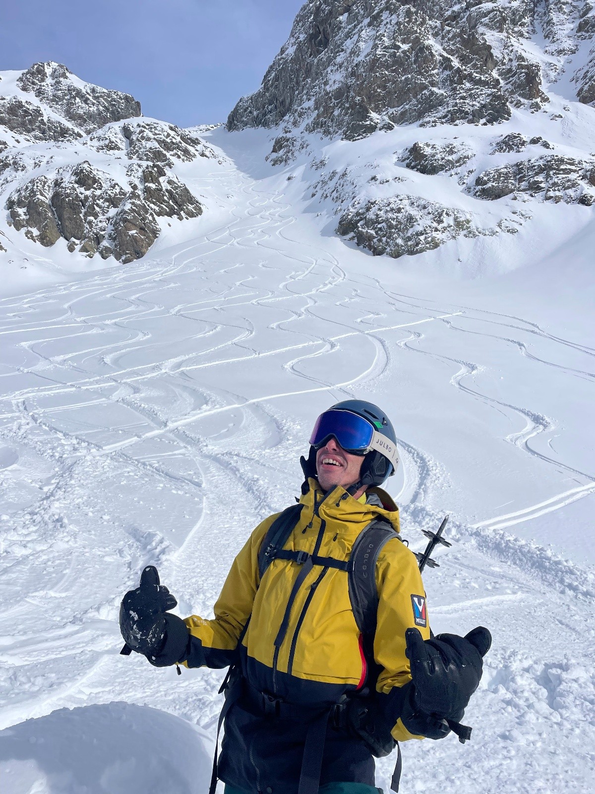 Fig 6 : Extase du snowboarder après une descente dans la poudreuse (où il a pu \