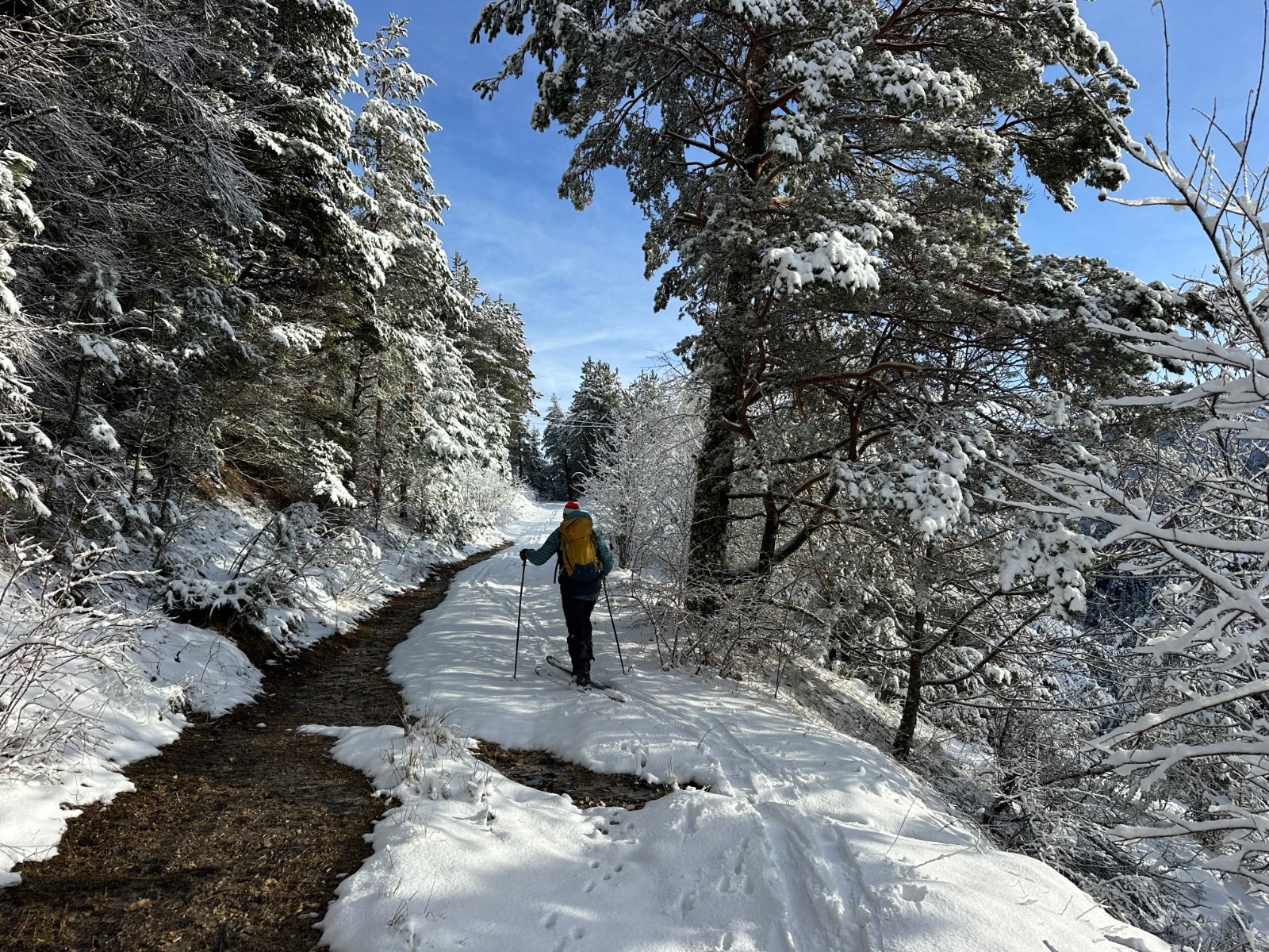Juste après la première épingle, l’ancien chemin.
