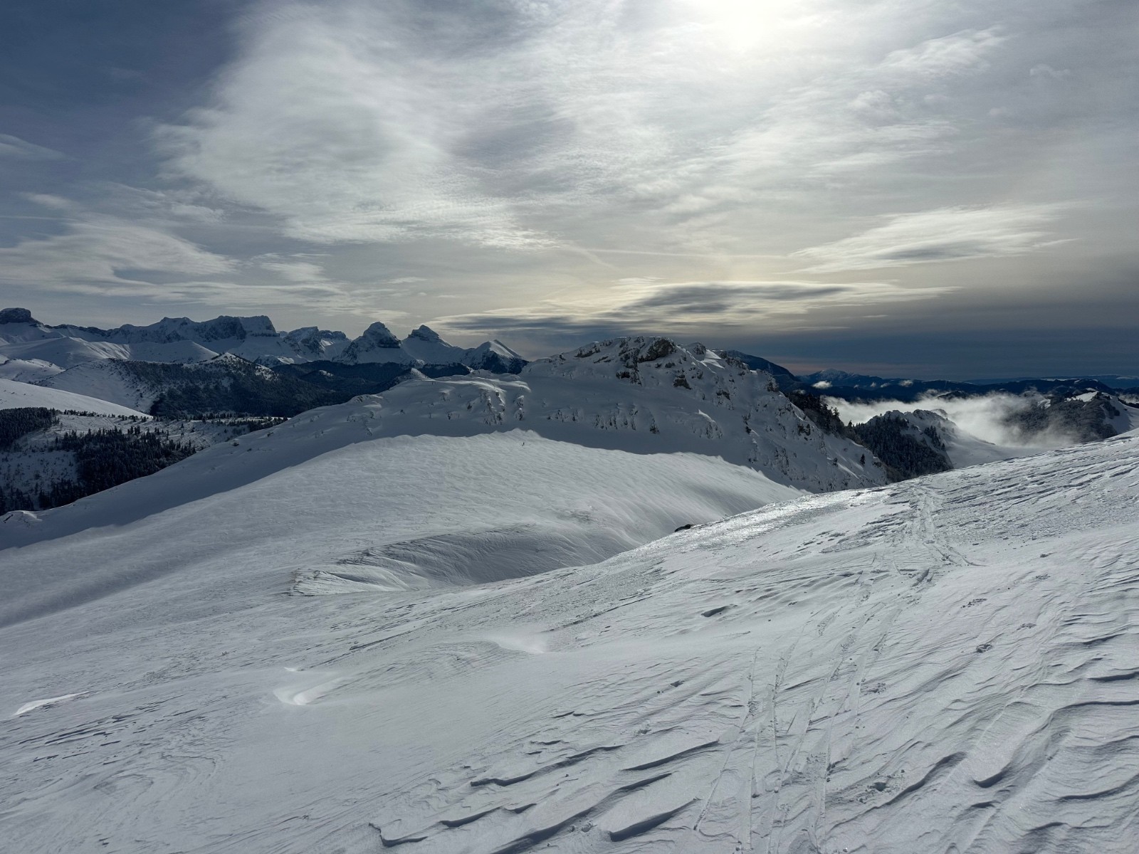 Un peu au-dessus du Col du Salut. Le vent a évacué, tassé, sculpté.