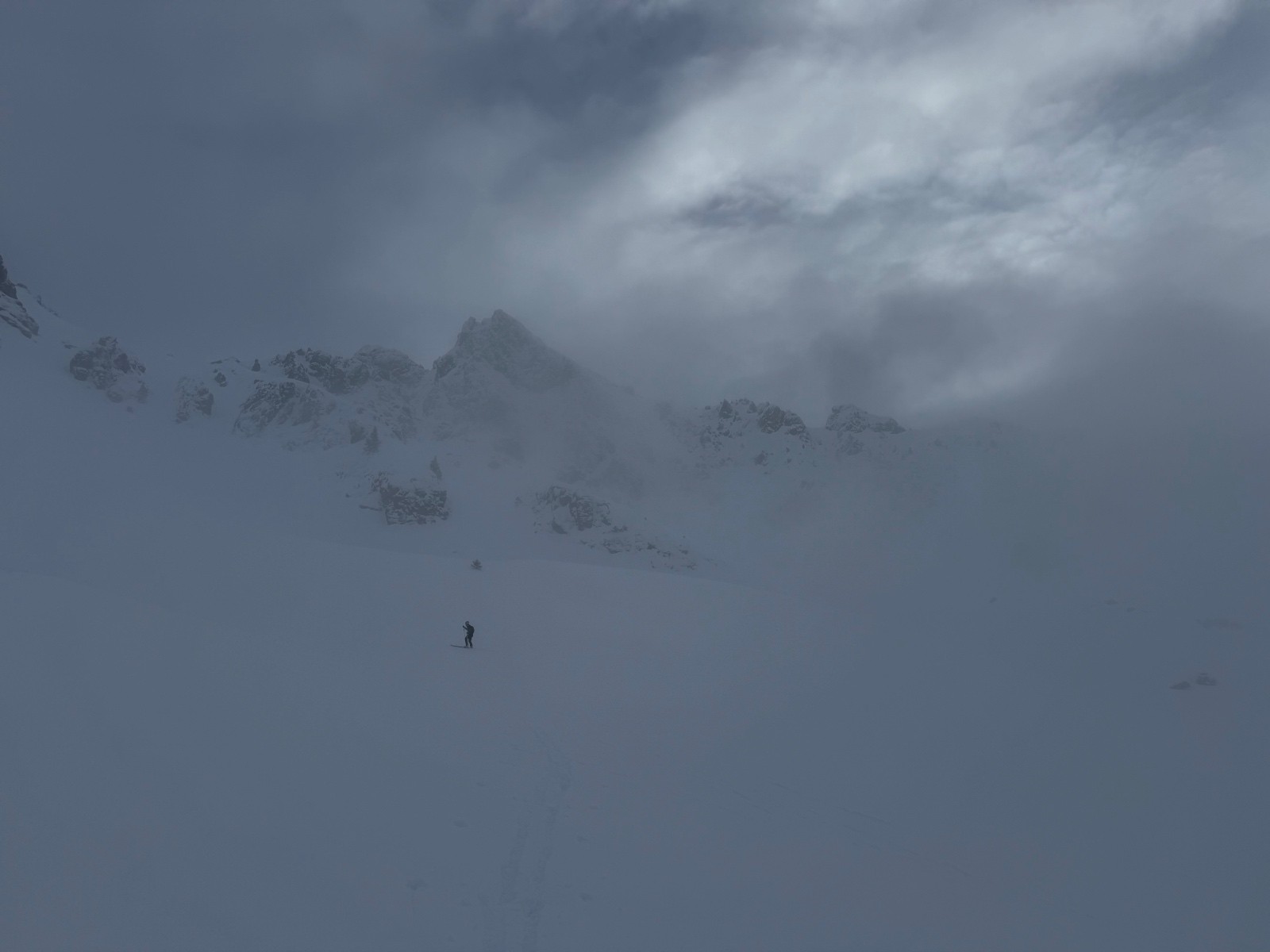 Le voile se déchire sur les arêtes du Pin