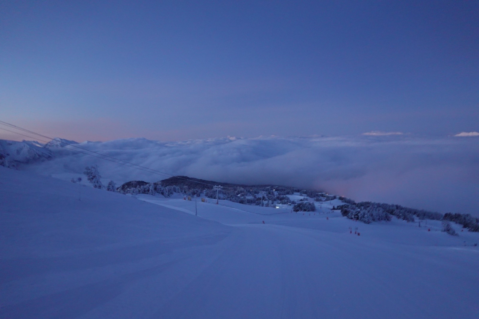 Le brouillard matinal a reflué vers la plaine