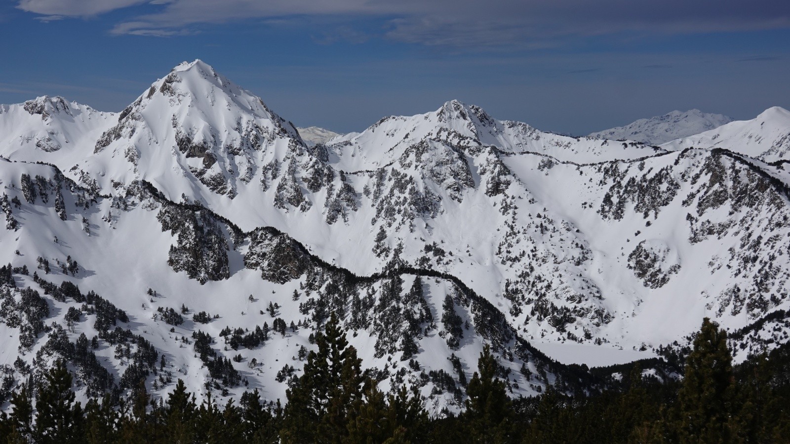 Panorama sur le majestueux Roc Blanc, l'Etang du Laurenti, le Pic de St-Barthélémy et le Tarbésou