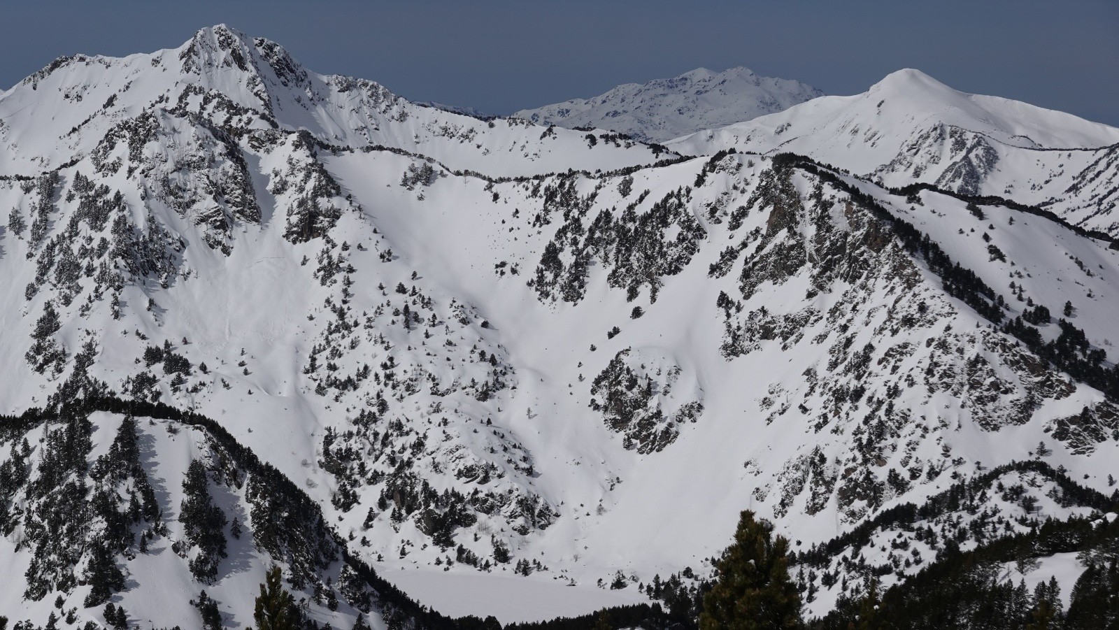 Panorama au téléobjectif sur l'Etang du Laurenti le Pic St-Barthélémy et le Tarbésou