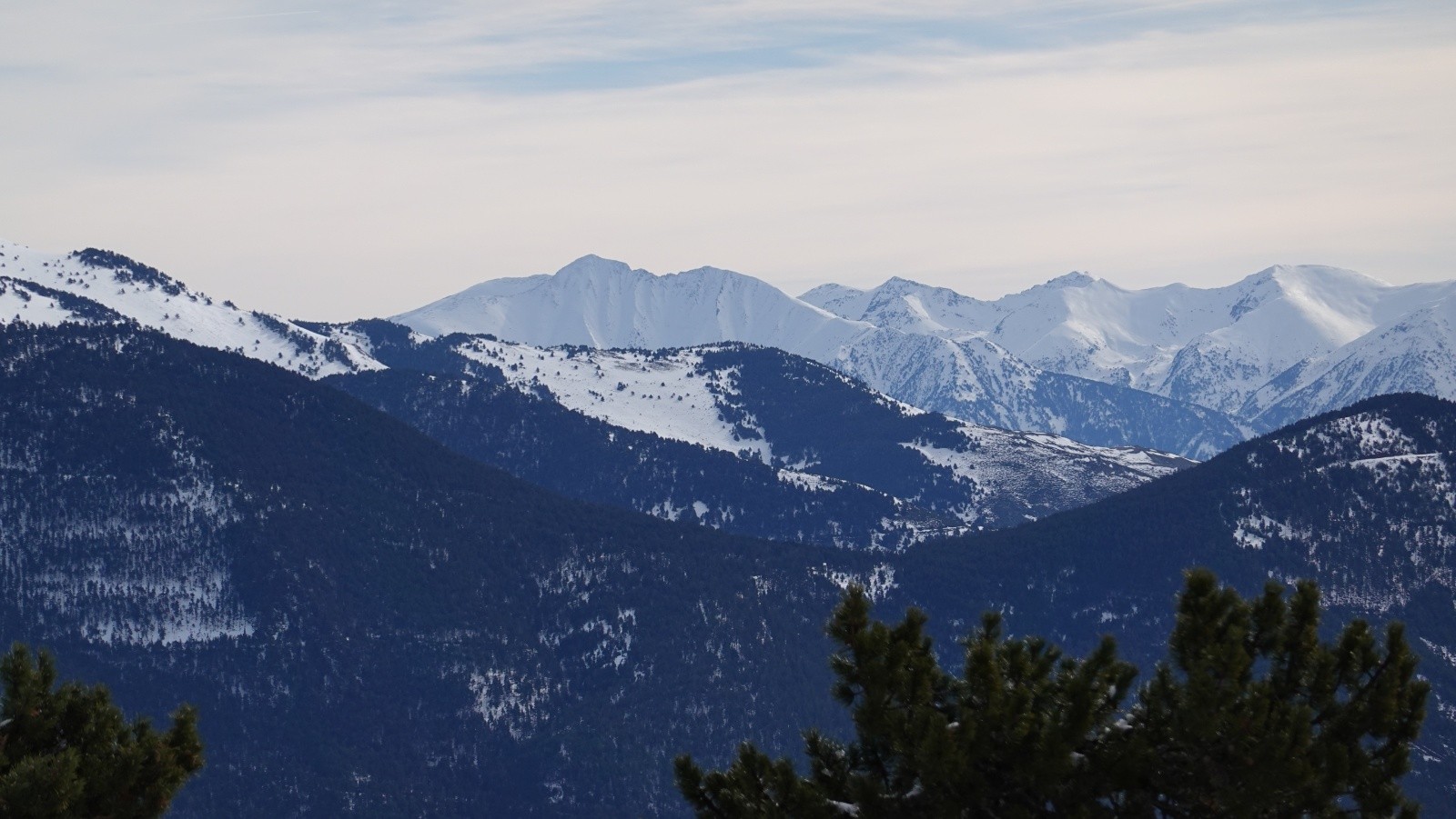 Panorama au téléobjectif sur le sommet emblématique de Catalogne : el Canigó