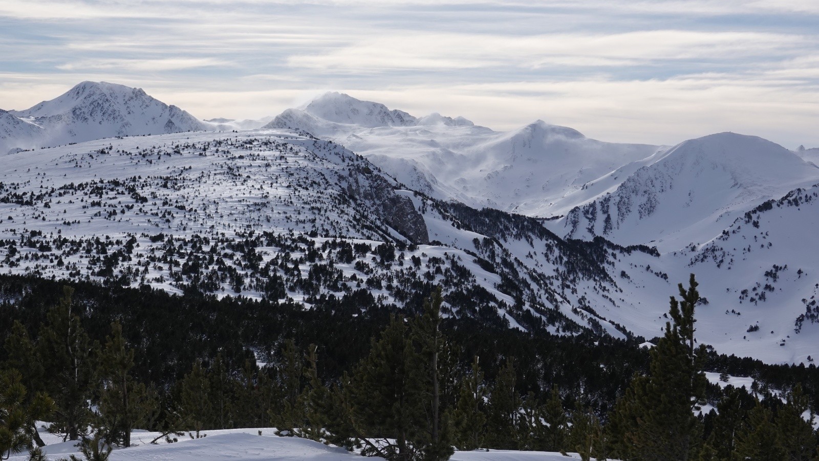 Les prémices de la tempête Pédro avec les sommets depuis la Portella Gran au Terrers très ventés