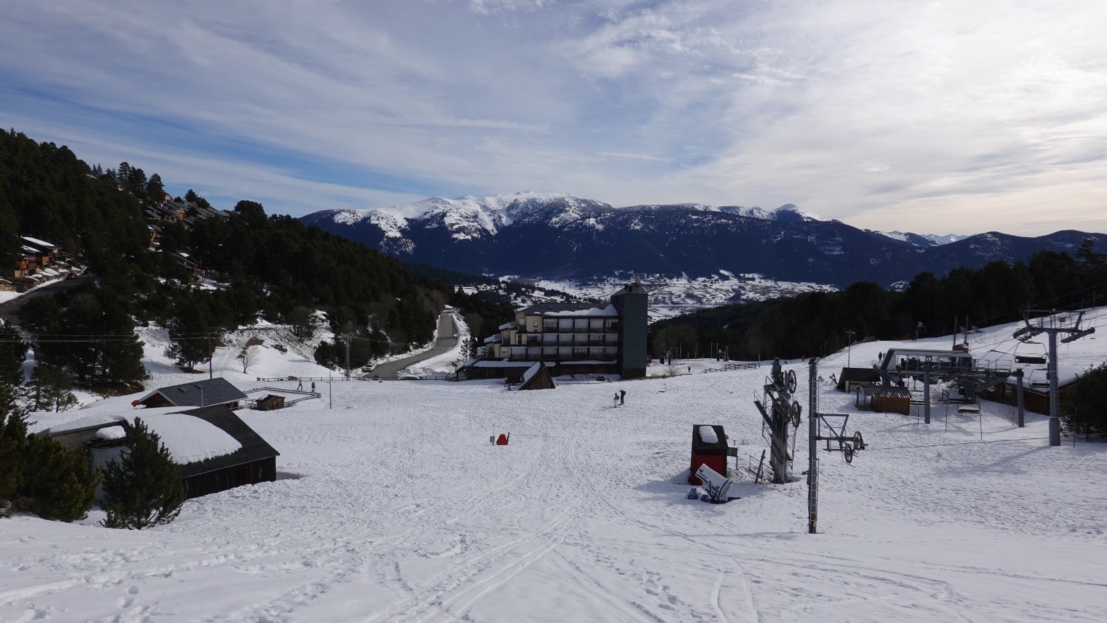 Au départ de la station de ski fermée de Puyvalador sur fond de Madres
