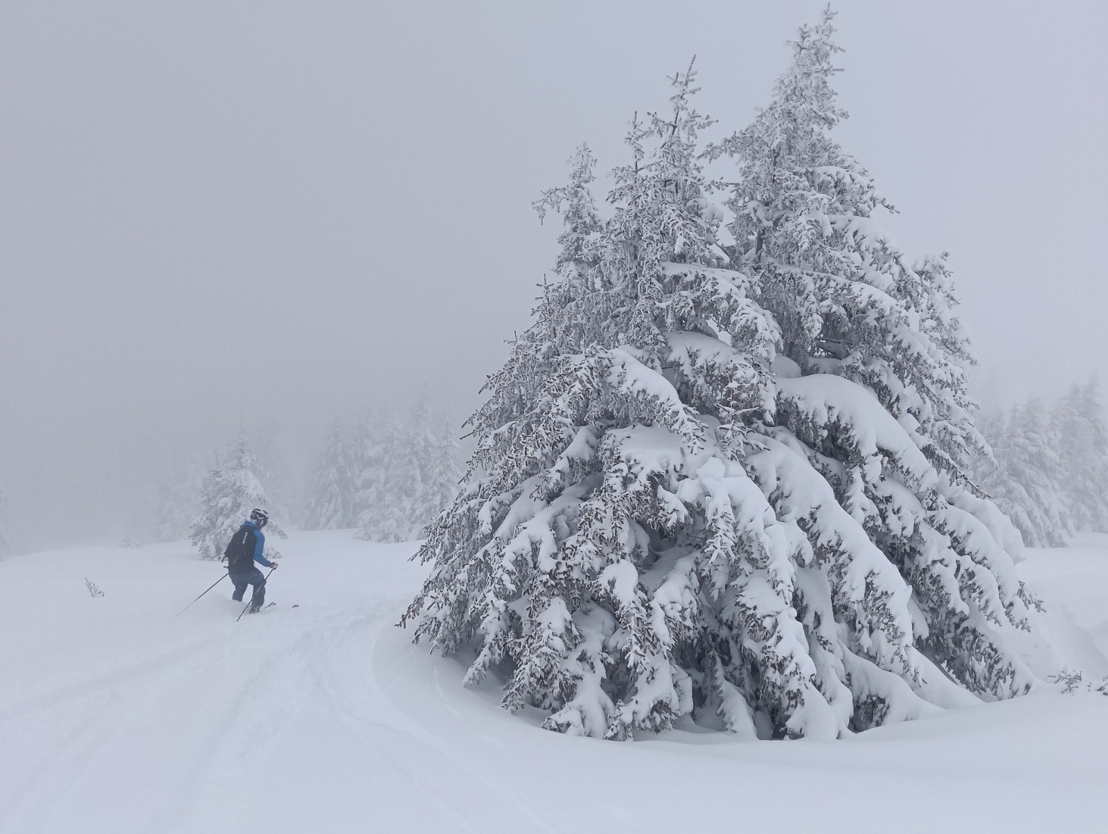 Descente au ralenti dans la lourde neige&nbsp;