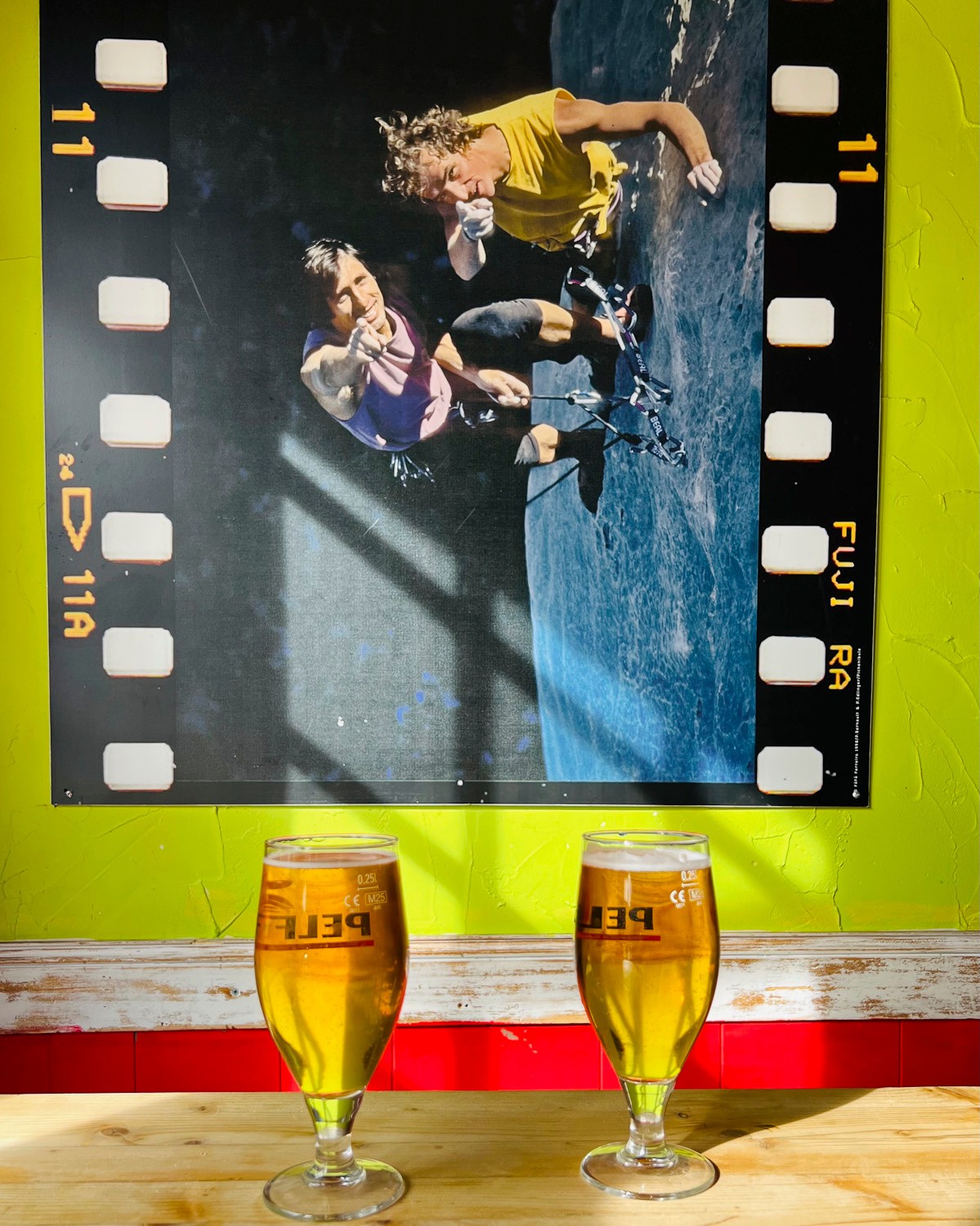 Un blond, un brun, et deux blondes 