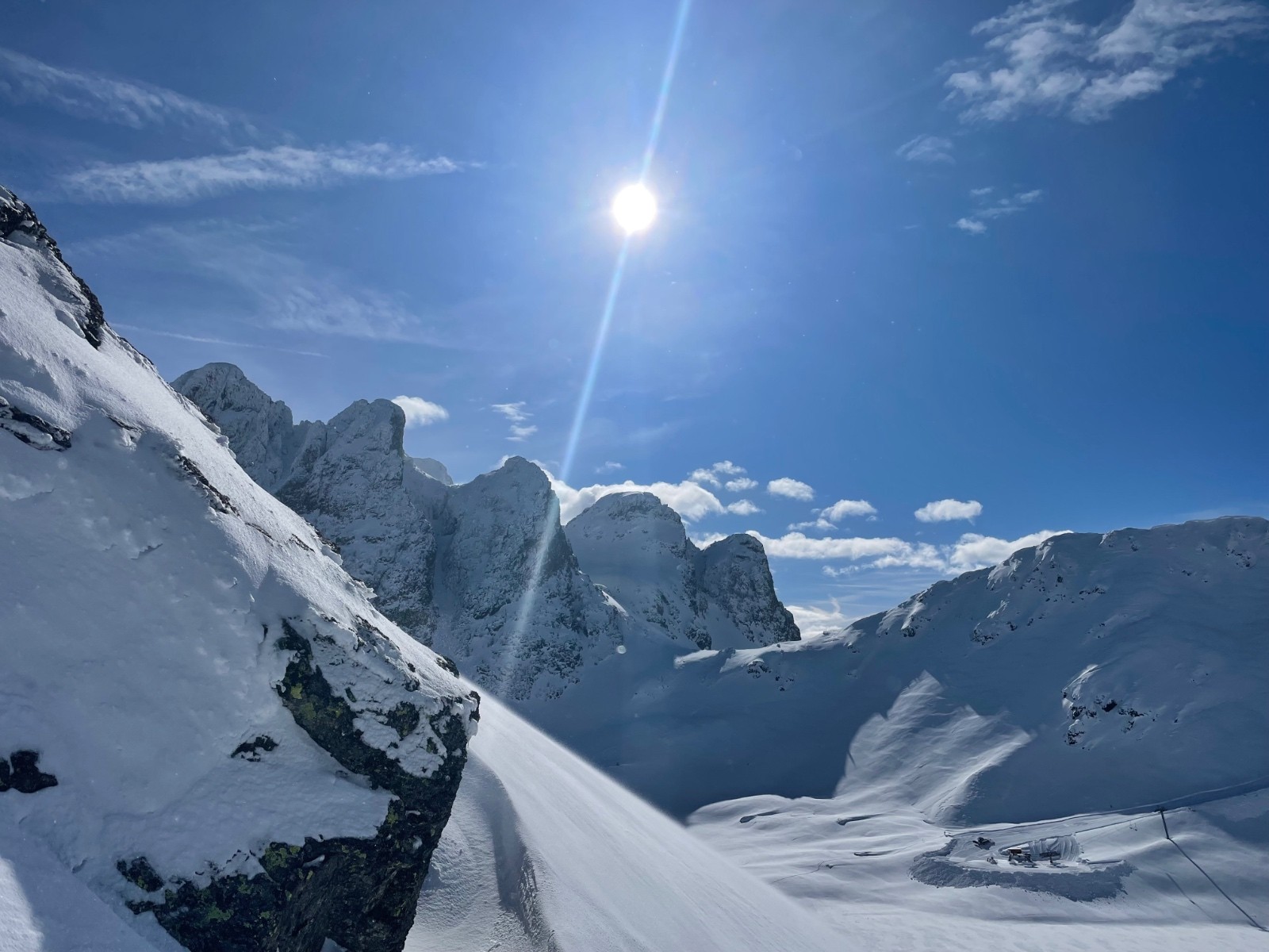 Dans l'ombre, la coulée provoquée par la dynamite