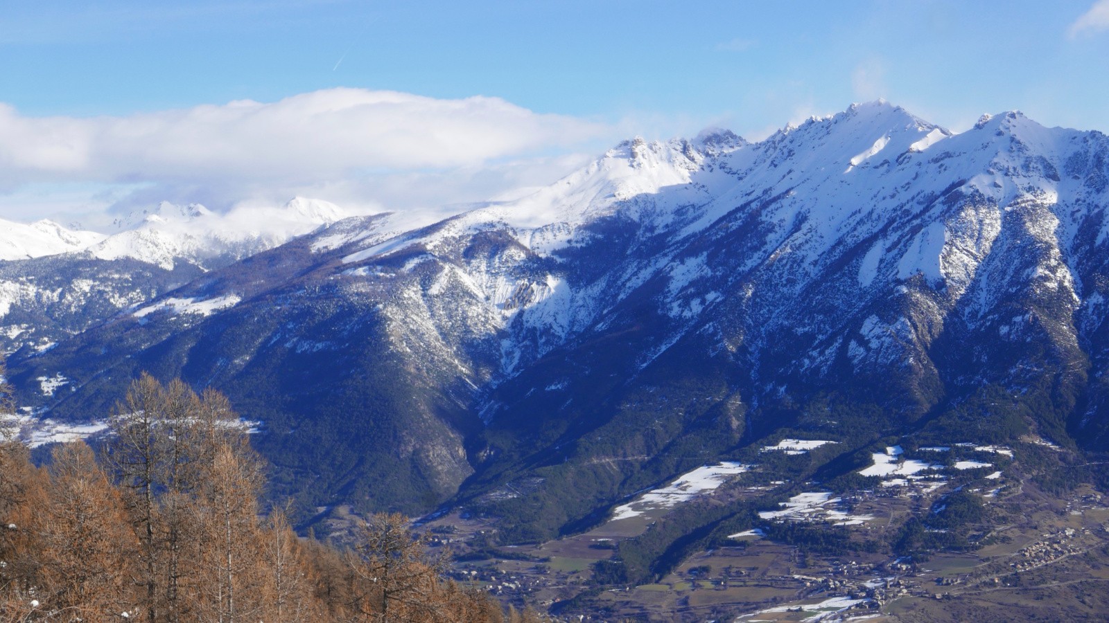 Au-dessus de la maison.