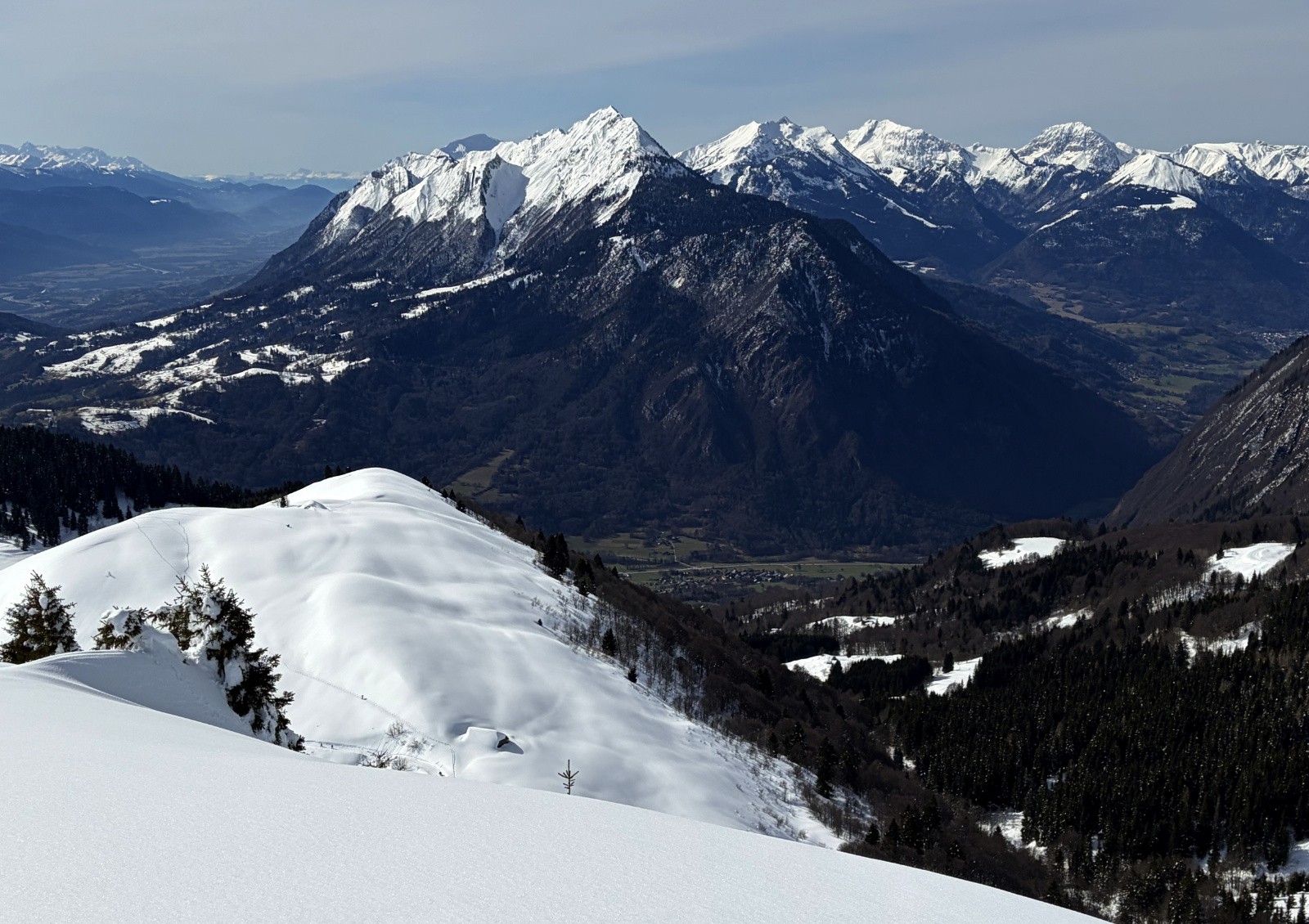 La Dent de Cons et les sommets des Bauges&nbsp;