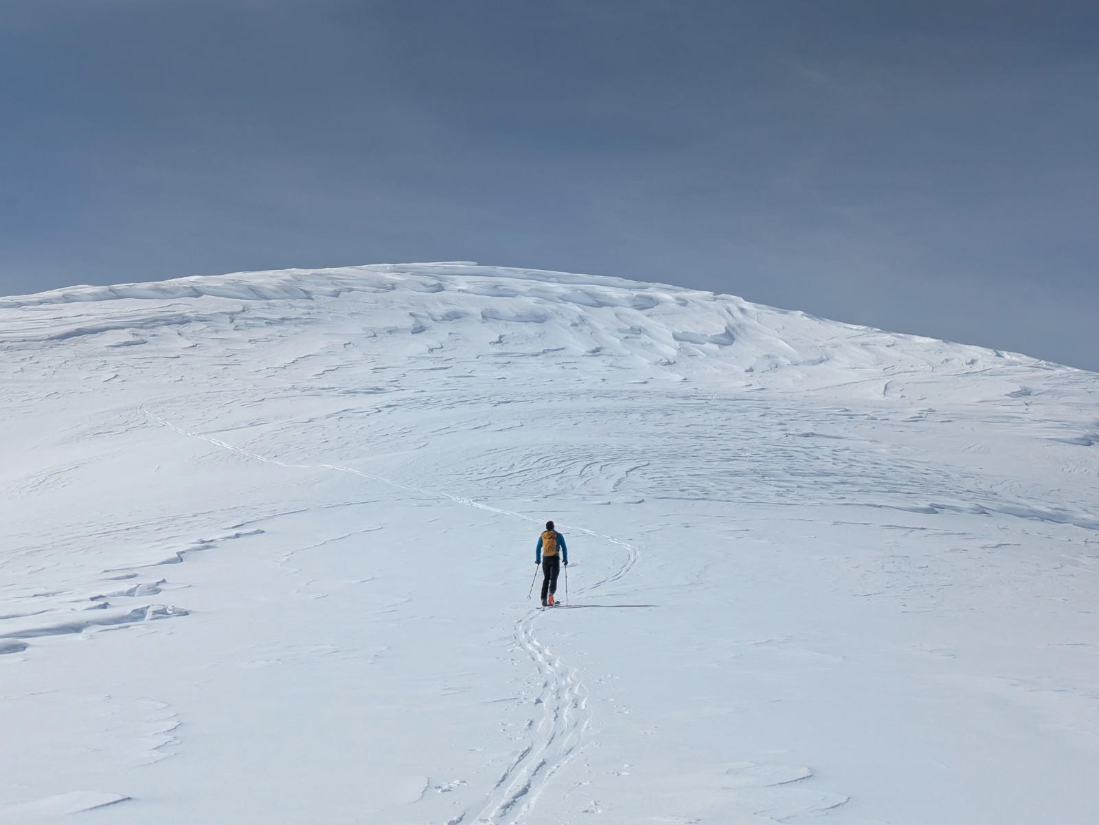 Montée vers le sommet 2246m, assez travaillé par le vent sur ce versant