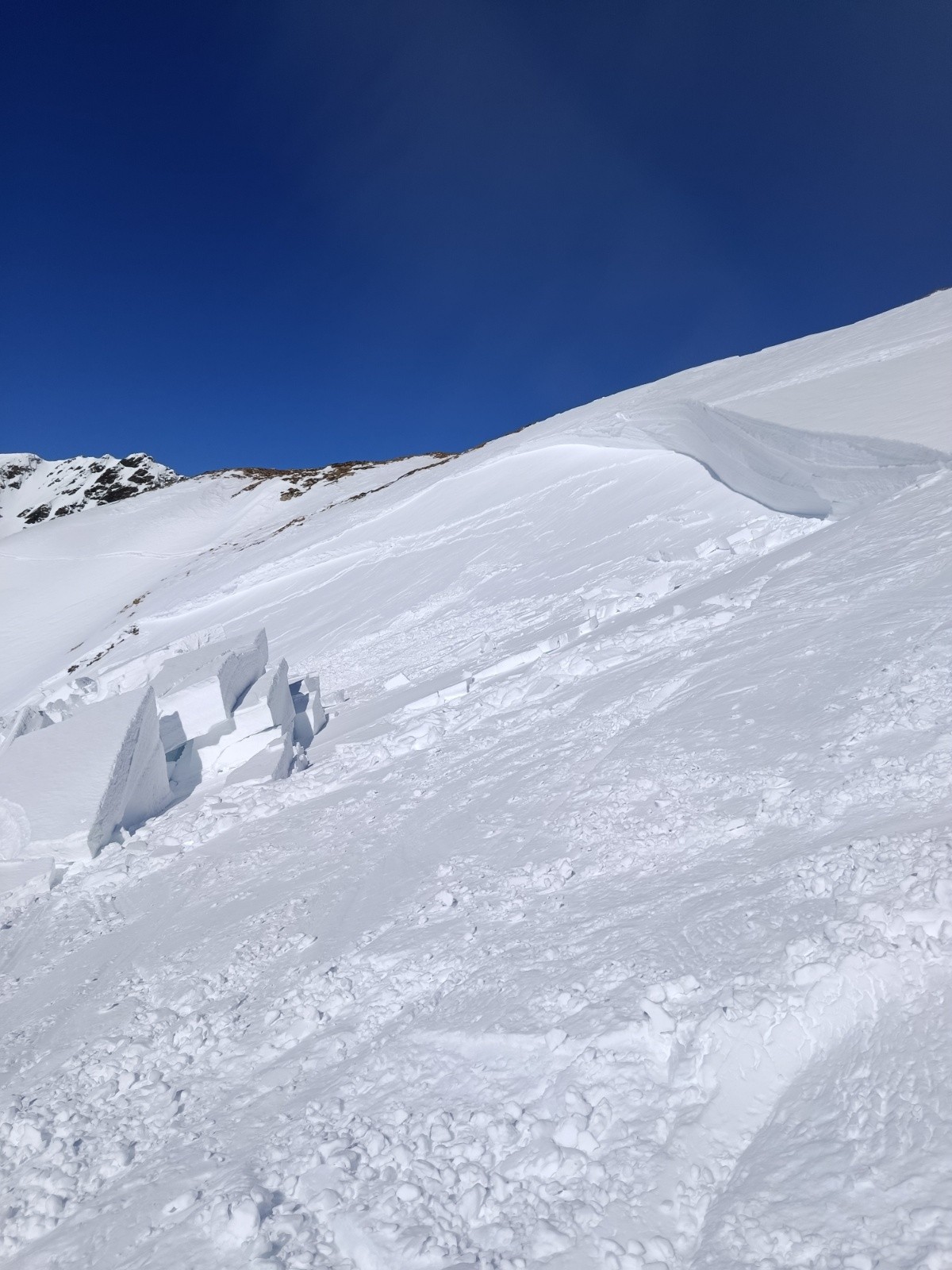 &nbsp;Avalanche dans la descente entre la selle d'Asti et la route du col Agnel