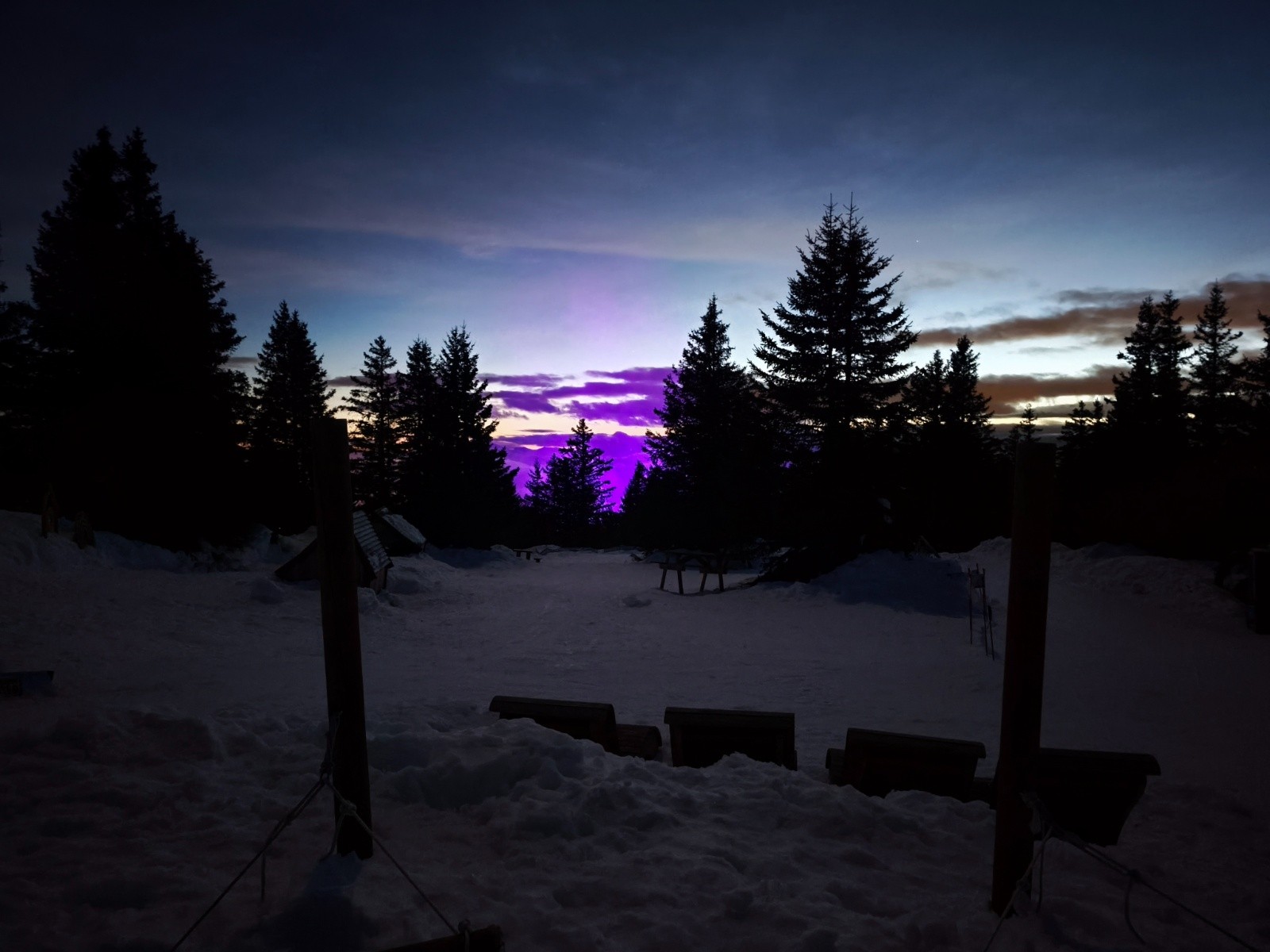 #6 L L'horreur boréal de Chamrousse, mais là, je trouve qu'ils ont un peu abusé à éclairer si fort. Je n'étais pourtant pas si proche de Bachat Bouloud que çà... Lumière provenant de Bachat Bouloud et le smartphone n'y est pour rien, à l'œil nu, on voyait la m
