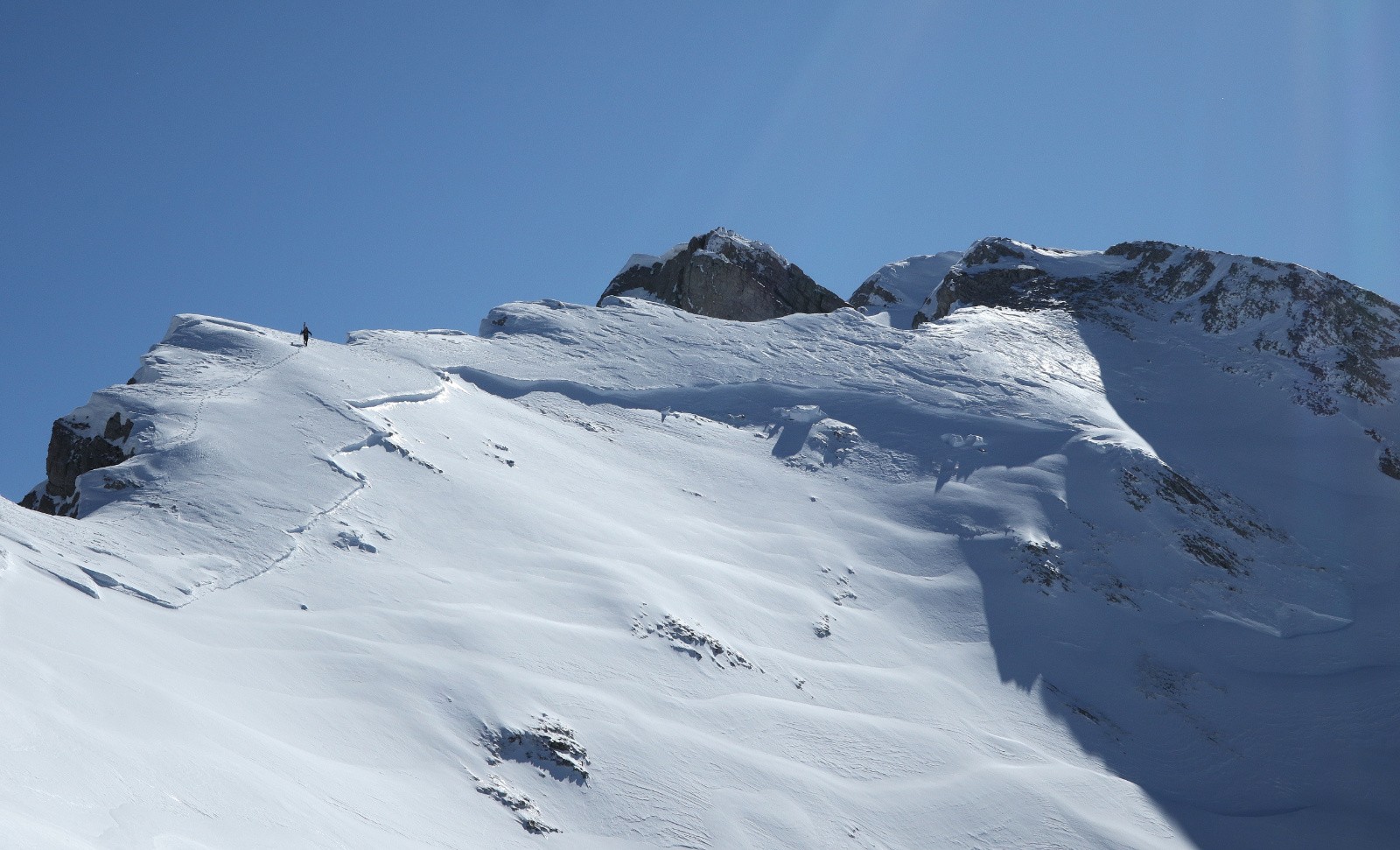 Cassure sous la crête : tout est en bas...