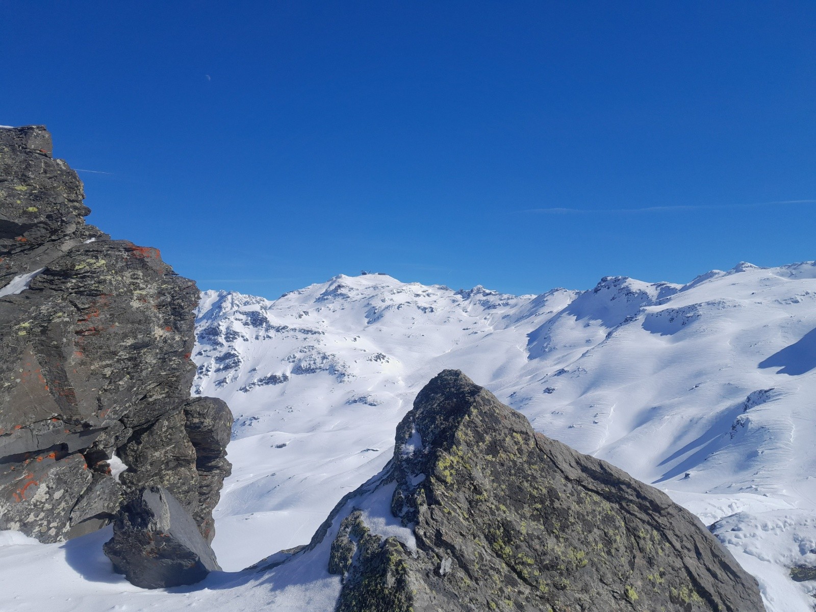 #5 sommet avec vue sur la cime carron au fond. sommet avec vue sur la cime carron au fond.