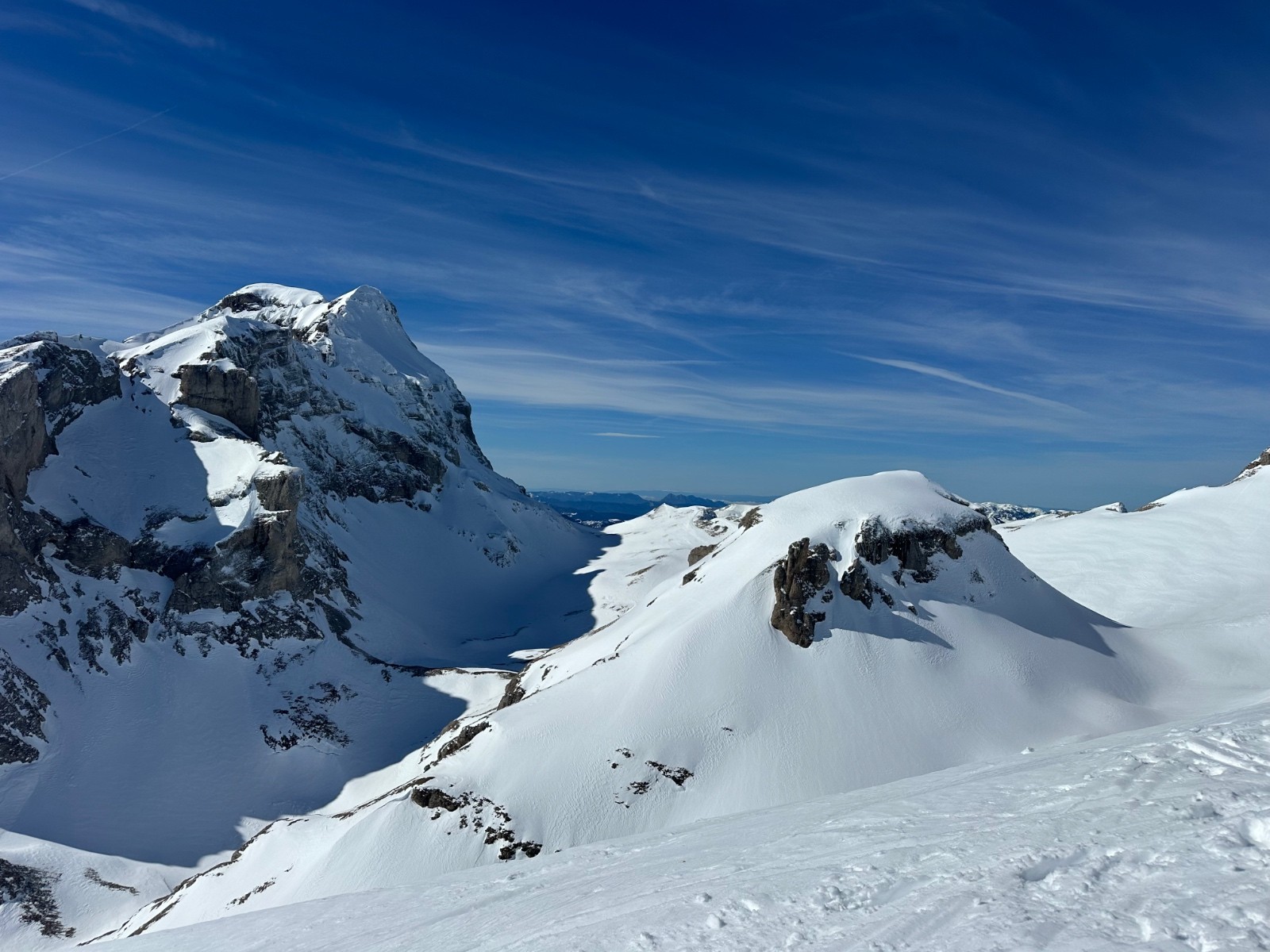 &nbsp;À gauche, face nord du Petit Ferrand. En face, Les Prêtres.