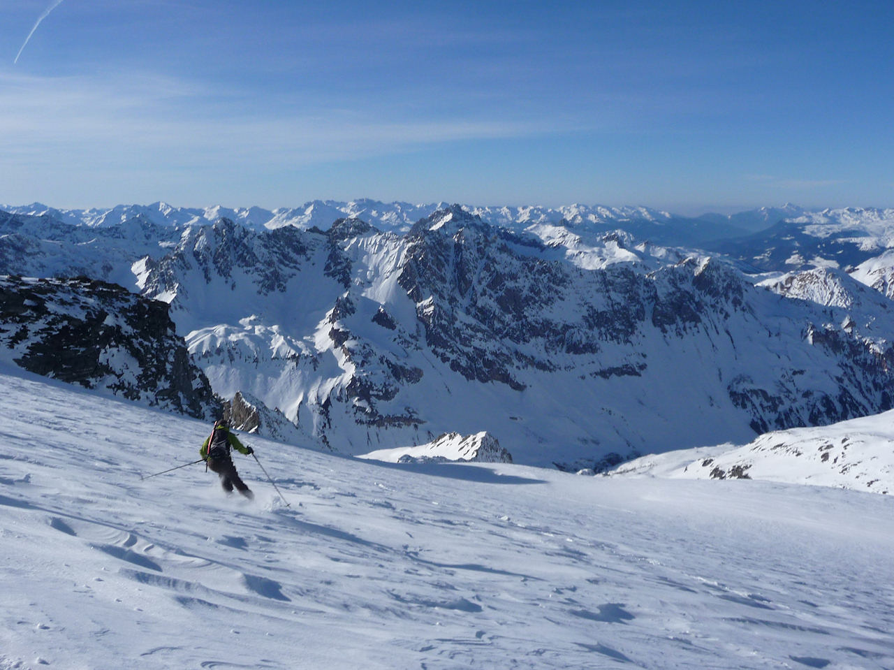Camille vers 3250 m : Avant de plonger dans les pentes poudreuses ombragées, bon ski malgré le travail du vent.