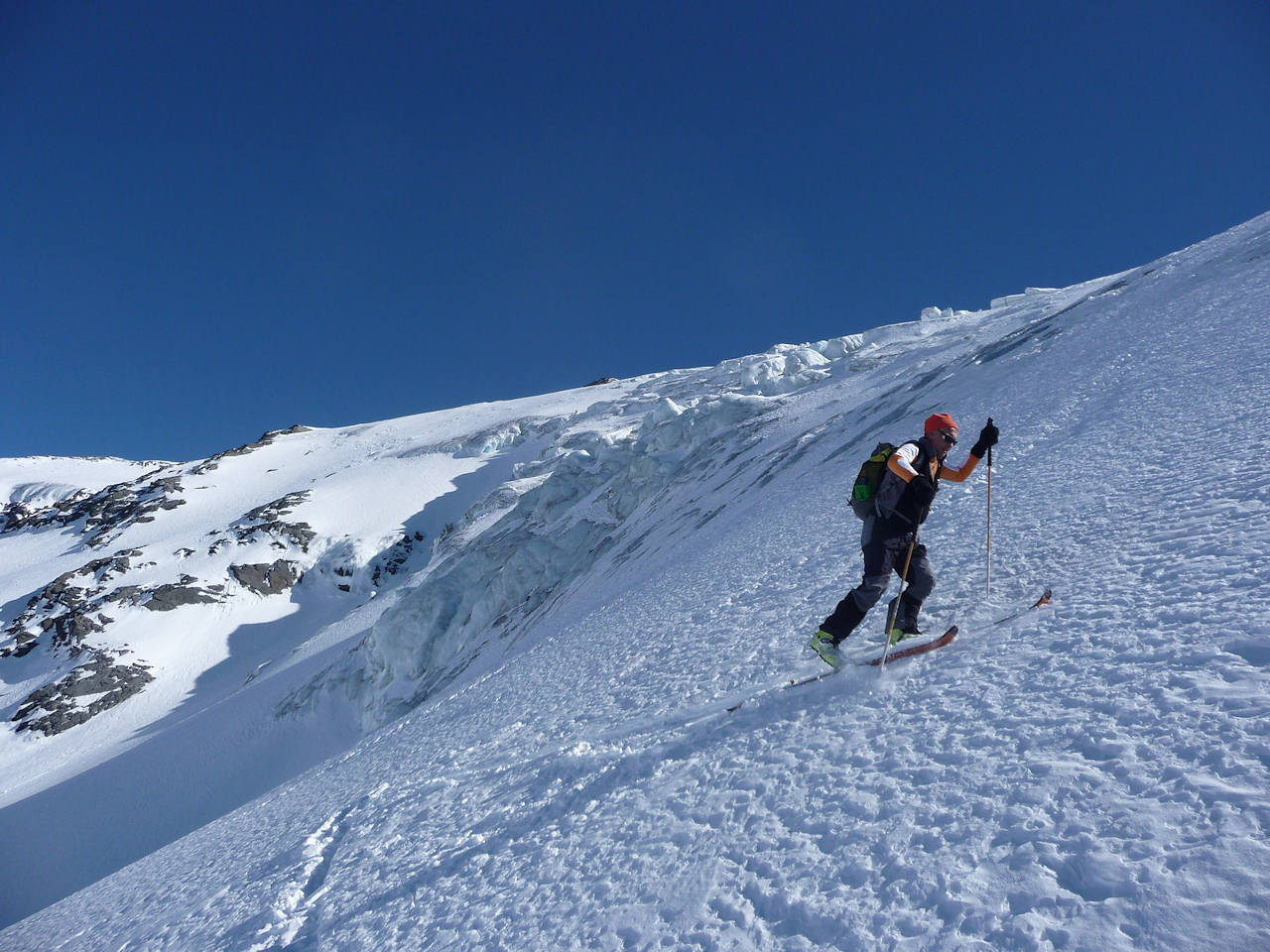 Bientôt le but ! : Quelques mètres plus haut un passage en glace vitreuse stoppera notre progression. Les outils légers de randonneurs se montrerons totalement inefficaces.