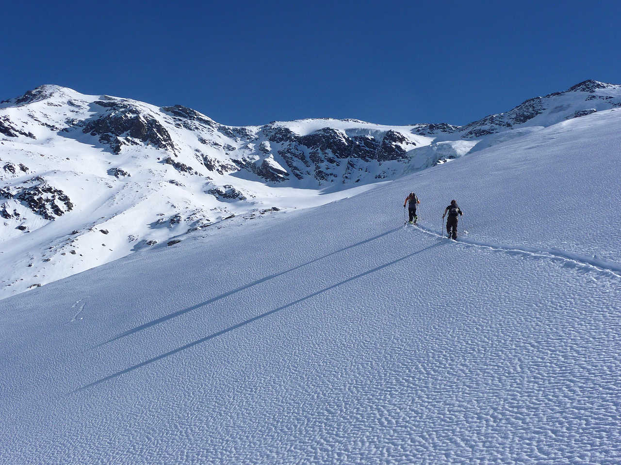 Direction glacier du Génépy : A la trace dans une neige poudreuse légère à l'aspect un peu particulier.