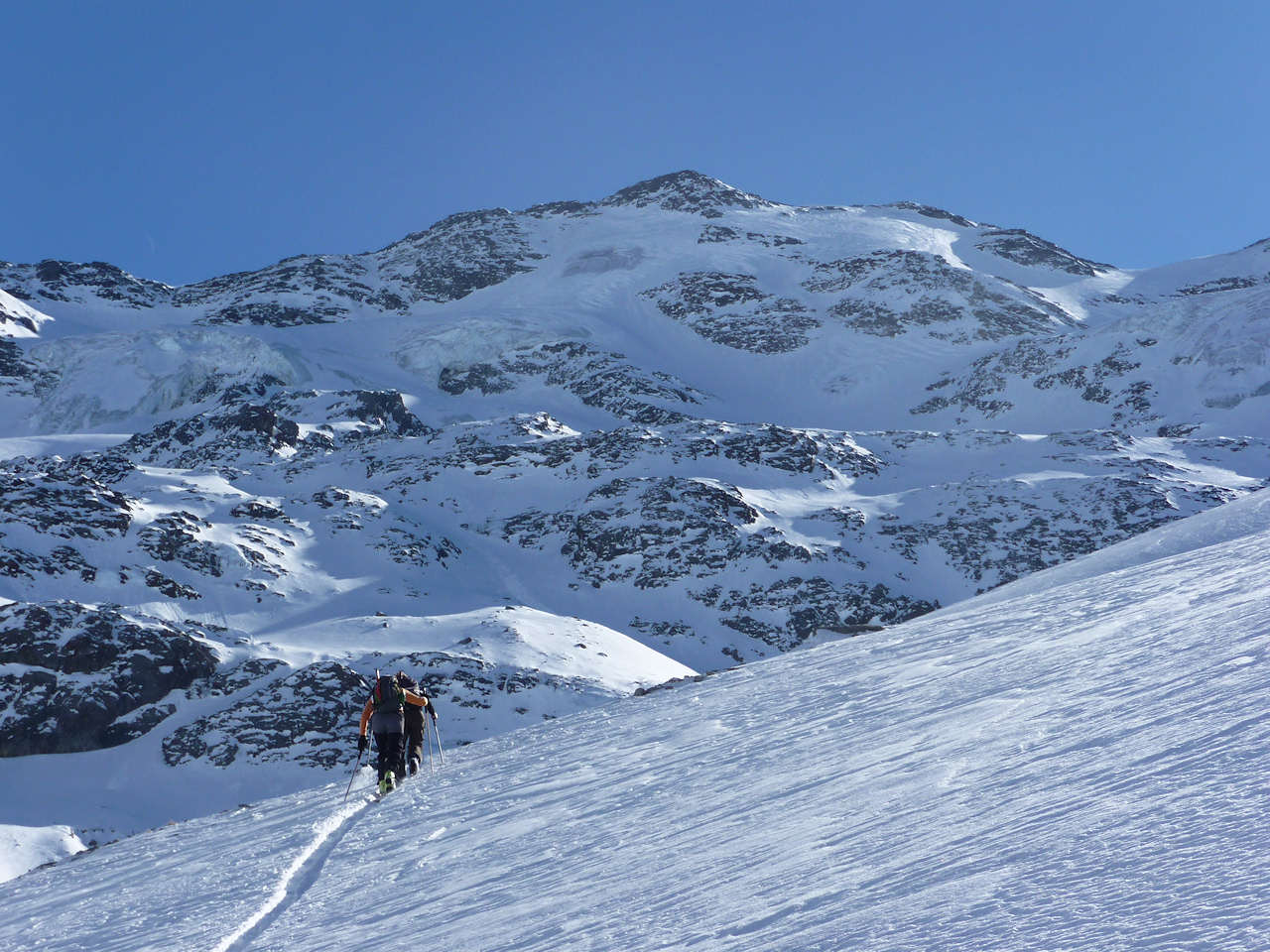 Montée le long de la moraine : Avec en toile de fond notre objectif initial, le dôme Sud du Génépy