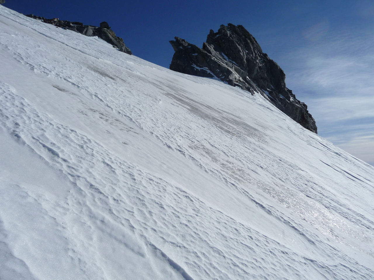 Pente finale : Très peu de neige. La glace vive est apparente, mais celà passe sans difficulté.
