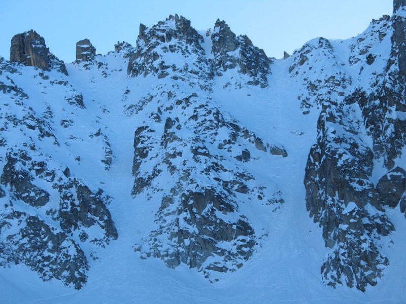 Le couloir NE à gauche : Vue sur les deux couloirs depuis la combe du Barmay