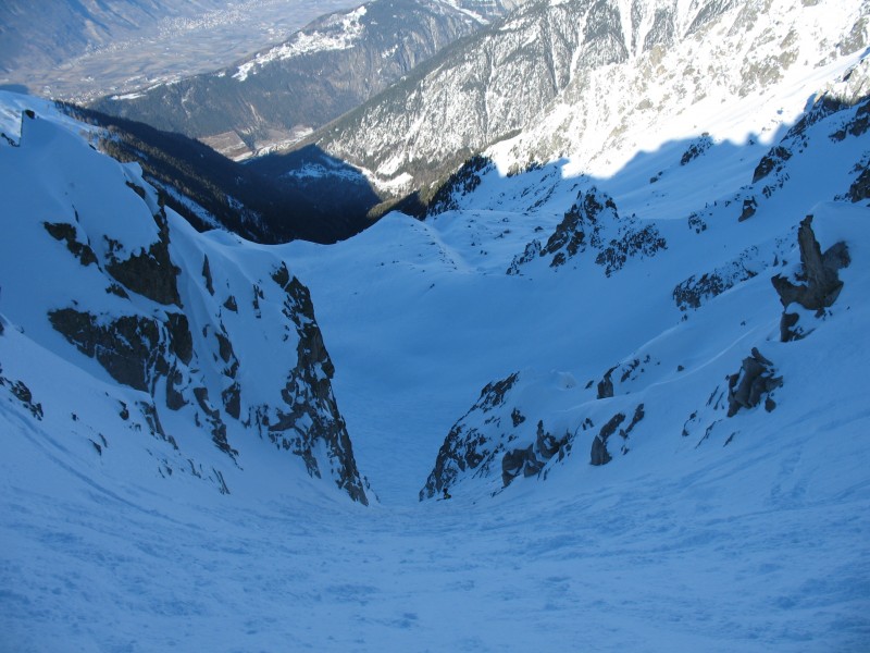 Milieur du couloir NE : Encore de la bonne neige après les nombreux passages