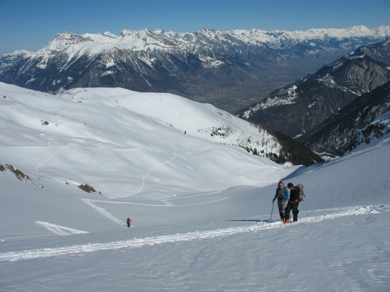 Chaux de Bovine : Longue montée ascendante après la pente raide qui sort de la forêt à droite