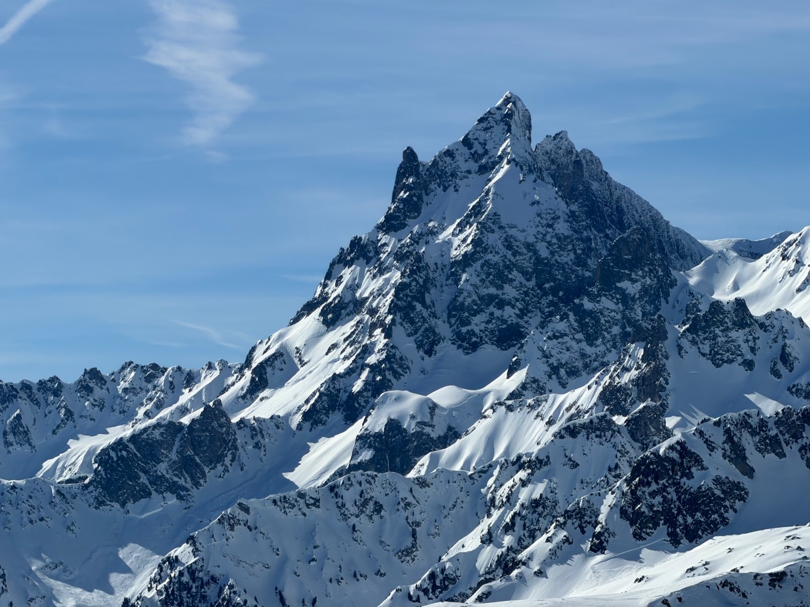 #12 Grand pic de loin, aujourd’hui, on voit une large cassure dans la Balmette (donc postérieure à samedi) Grand pic de loin, aujourd’hui, on voit une large cassure dans la Balmette (donc postérieure à samedi)