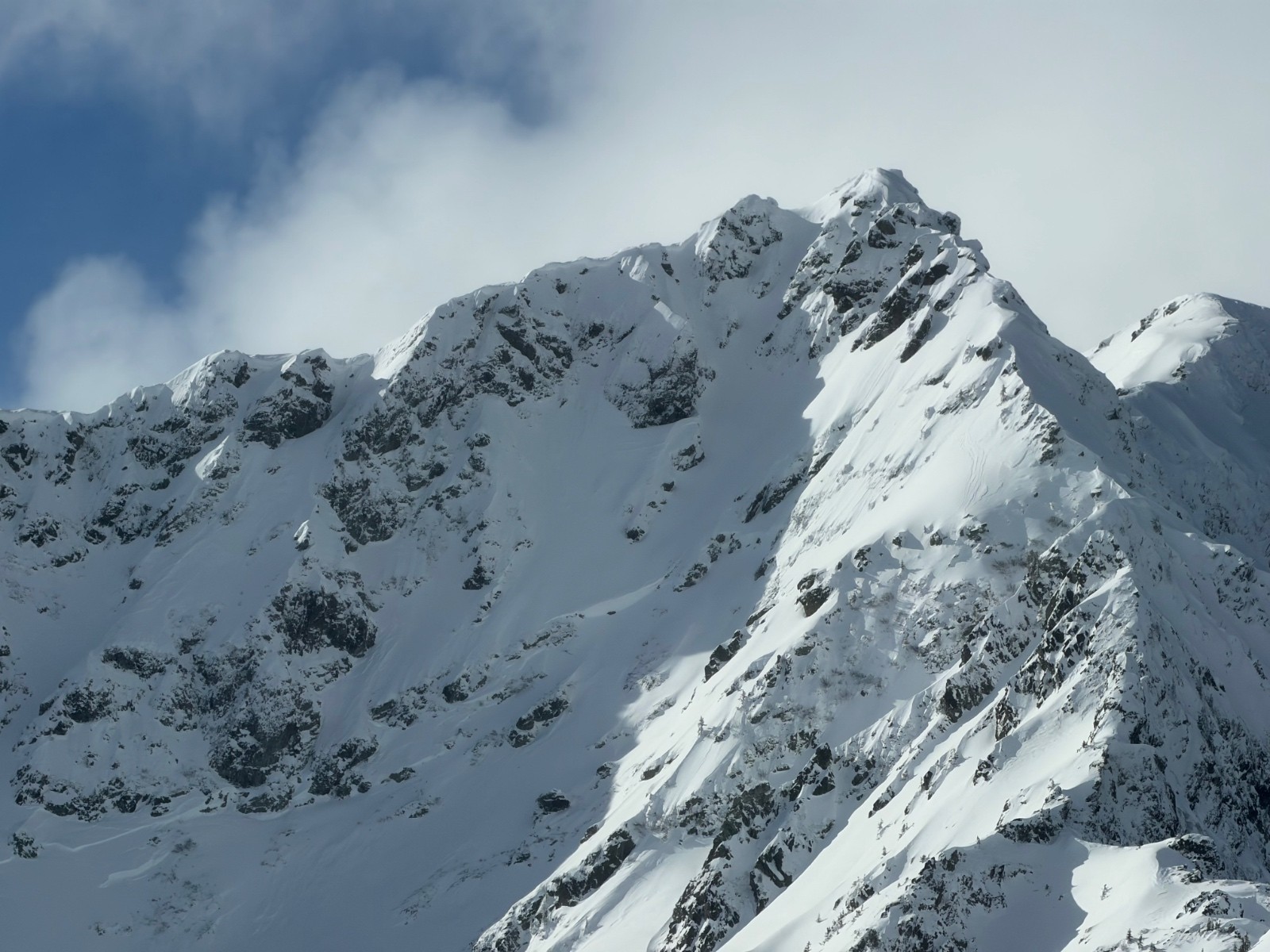 #1 Avalanche dans le sifflet NE, à la sortie de l’etroiture Avalanche dans le sifflet NE, à la sortie de l’etroiture