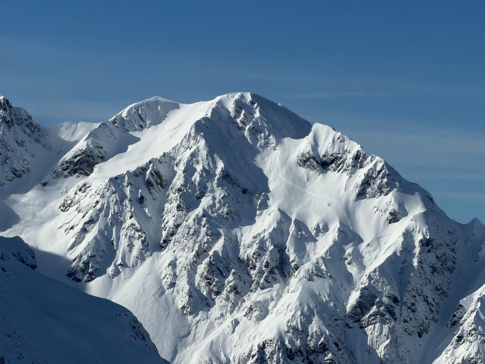 #2 Grand Replomb NE, toute la NE partie, à noter l’imposante corniche pas loin de l’itinéraire Sud Est (photo de samedi, avalanche de la veille ?) Grand Replomb NE, toute la NE partie, à noter l’imposante corniche pas loin de l’itinéraire Sud Est (photo de samedi, avalanche de la veille ?)