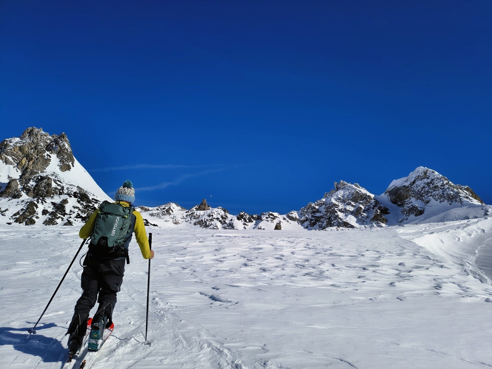#5 Après le sondage, direction le col de la Chapelle (Roc de Valmeinier à droite, avec son couloir caractéristique) Après le sondage, direction le col de la Chapelle (Roc de Valmeinier à droite, avec son couloir caractéristique)