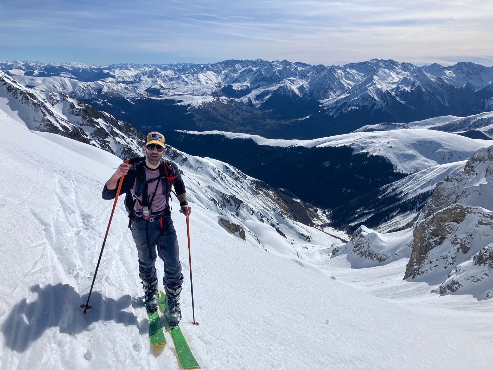 Vue du sommet vers l'Est (granges de Lurgues en contrebas).