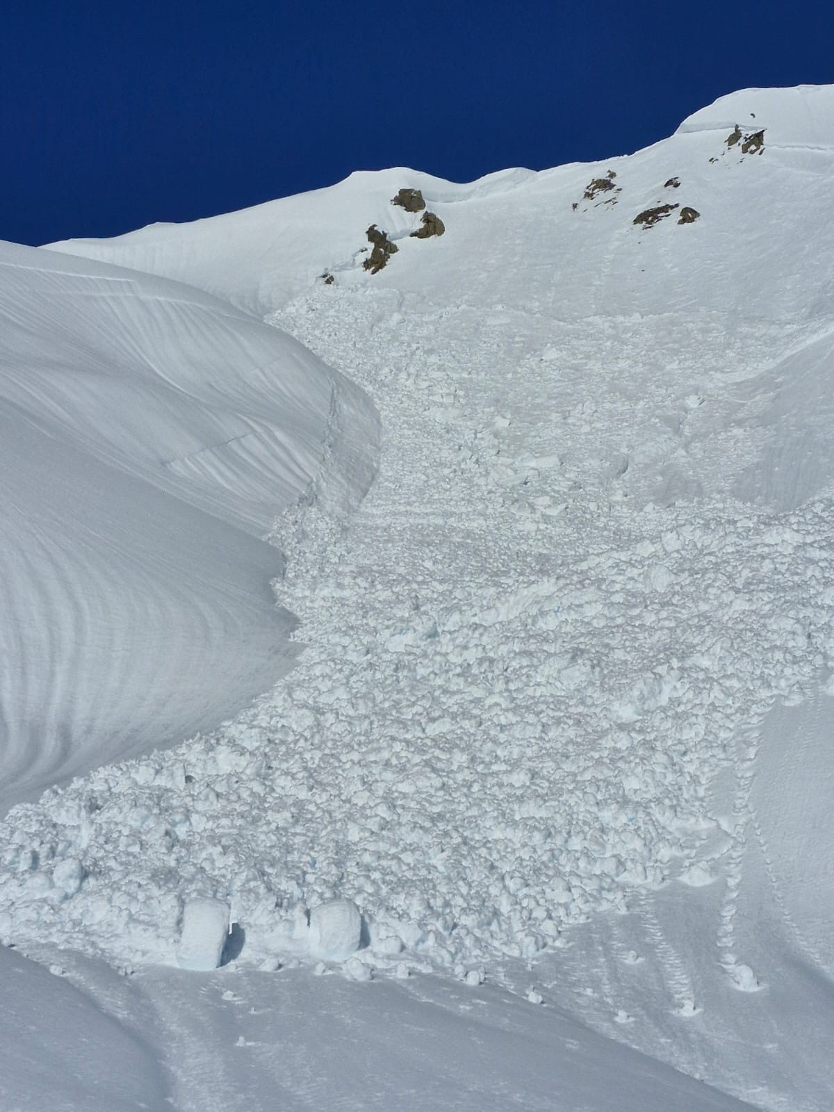 #5 Le col est en haut à gauche Le col est en haut à gauche