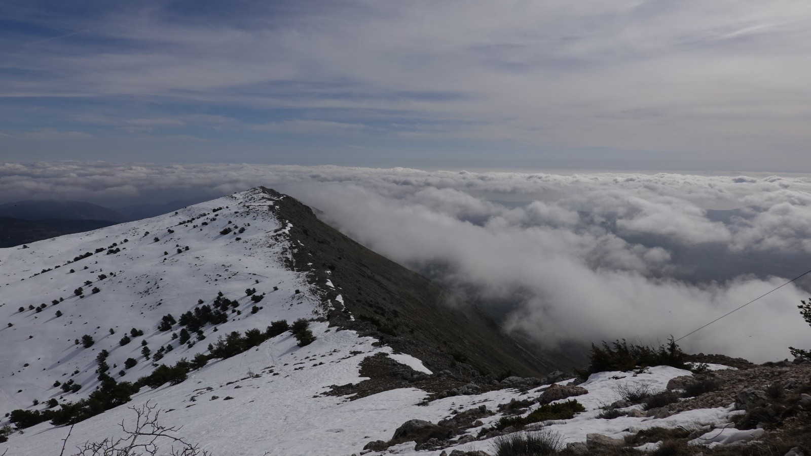 Panorama sur la Croix de Verse et la côte noyée sous les nuages