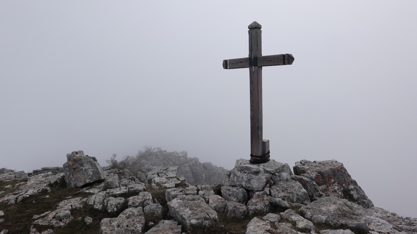 Au sommet de la Croix de Verse dans le brouillard
